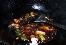 9、红烧鲈鱼,加入醋、酱油适量盐、糖、调味