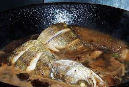 10、红烧鲈鱼,加入开水大火烧开,放入炸好的鱼,转小火