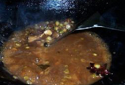 13、红烧鲈鱼,继续烧至汤汁勾薄芡,芡汁浇在鱼身上,撒上香菜即可