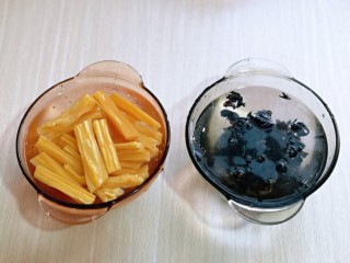 2、凉拌腐竹黄瓜,首先将木耳与腐竹冷水泡发。