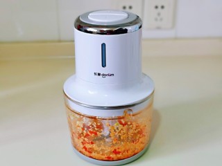 3、凉拌腐竹黄瓜,蒜去皮，辣椒去根放入绞肉机中，启动绞肉机将其绞碎。