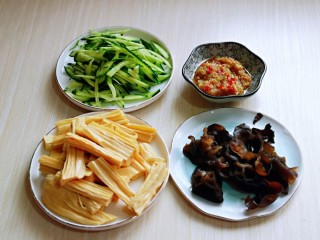 5、凉拌腐竹黄瓜,黄瓜洗干净切丝，准备工作完成。