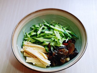 8、凉拌腐竹黄瓜,黄瓜洗干净切丝，腐竹，黑木耳放入大口器具中。