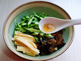 9、凉拌腐竹黄瓜,加入凉拌醋。