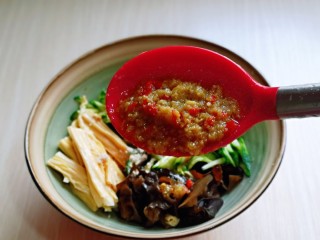 13、凉拌腐竹黄瓜,最后加入蒜蓉辣酱，拌均匀即可。