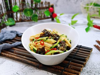 14、凉拌腐竹黄瓜,装入碗中，超级喜欢。