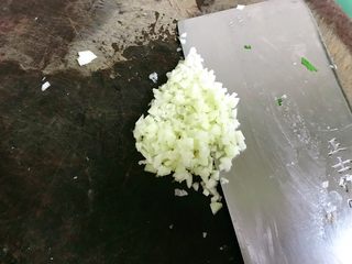 7、潮汕+炒麻叶,蒜切碎。