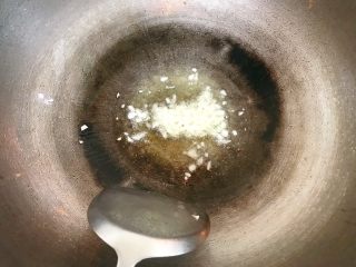 8、潮汕+炒麻叶,锅中热油，加入蒜蓉，炒香。至蒜蓉变金黄色。