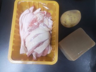 1、魔芋烧鸭,食材备好