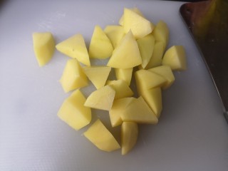 2、魔芋烧鸭,土豆去皮切块