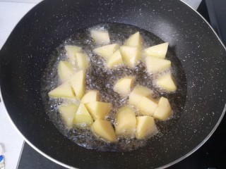 5、魔芋烧鸭,锅内下200ml食用油油温70度左右放土豆块