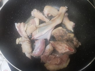 13、魔芋烧鸭,锅内无油放鸭肉，大火炒出水