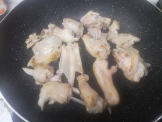 14、魔芋烧鸭,炒至锅内无水，鸭微金黄出油转小火