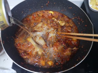 17、魔芋烧鸭,加入送的啤酒500mI煮5分钟