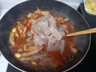 21、魔芋烧鸭,放焯过水的魔芋，搅拌均匀继续煮5分钟