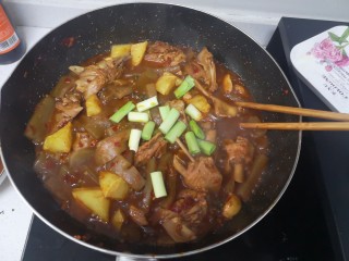 23、魔芋烧鸭,加入大蒜苗头段炒3分钟