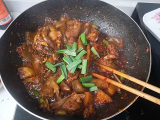 25、魔芋烧鸭,加大蒜叶段炒几下装盘