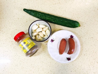 1、麻酱凉面,准备好食材