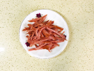 2、麻酱凉面,香肠用流水冲洗干净，切丝