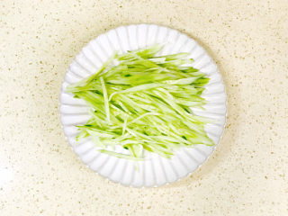 3、麻酱凉面,黄瓜洗净，去皮，切丝