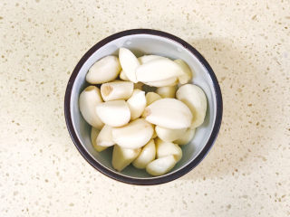 4、麻酱凉面,大蒜去皮，洗净