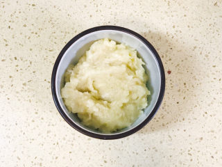 5、麻酱凉面,用捣蒜器捣成蒜泥