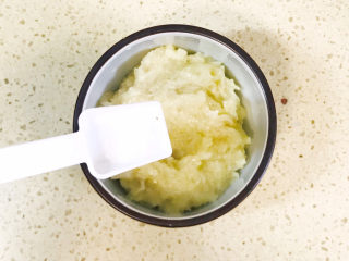 6、麻酱凉面,加入盐调味