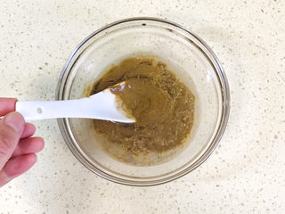 11、麻酱凉面,加入适量的清水，稀释芝麻酱