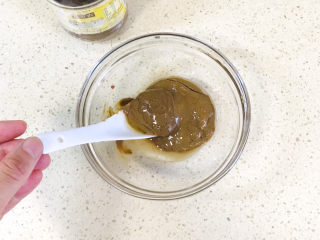 10、麻酱凉面,准备麻酱，两勺芝麻酱舀进碗里