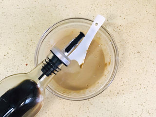 13、麻酱凉面,淋入生抽和盐调味