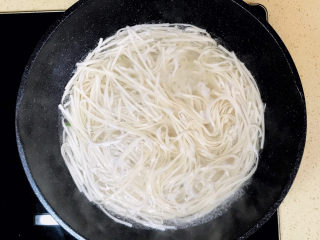 15、麻酱凉面,调料全部准备好，开始下面吧，锅里加水煮开后，下入面条，大火煮开就可以关火了