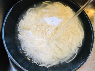 16、麻酱凉面,用冷水过一下面条，防止粘连