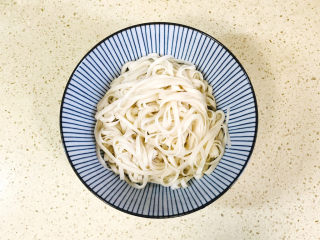 17、麻酱凉面,面条装入碗里