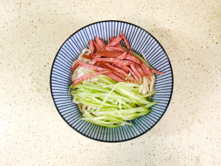 18、麻酱凉面,加入黄瓜丝和香肠丝