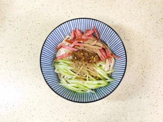 19、麻酱凉面,淋入麻酱和大蒜泥