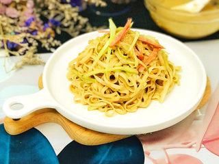 20、麻酱凉面,搅拌均匀，摆盘上桌吧