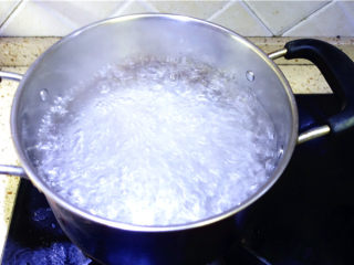 2、凉拌猪舌,烧开一小锅水，将猪舌放入开水里猪2分钟。