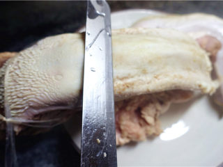 4、凉拌猪舌,用小刀将猪舌苔刮干净。