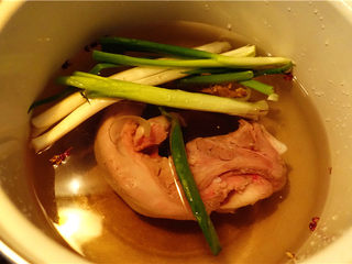 6、凉拌猪舌,再起一锅，放入一个拍烂的生姜，两根大葱，几粒花椒将猪舌放入锅里煮好。