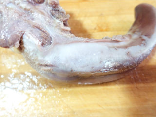 7、凉拌猪舌,捞起放凉。