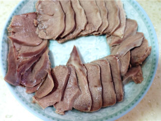 8、凉拌猪舌,将放凉的猪舌切好，摆在盘子里。