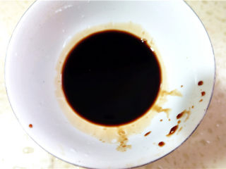 9、凉拌猪舌,取一小碗，放入适量生抽，醋。