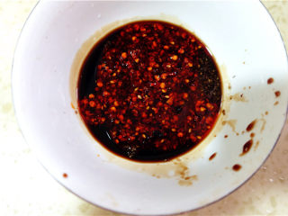 10、凉拌猪舌,放入2小勺细砂糖，适量味精，少许花椒油，3大勺红油辣辣子，拌匀。