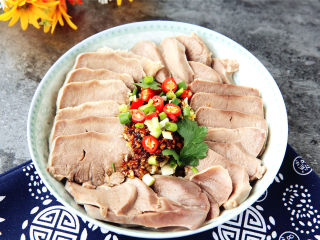 12、凉拌猪舌,放上小葱，小米辣和香菜。