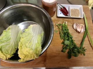 1、酸辣娃娃菜,食材合照：娃娃菜两颗，香菜两颗，小葱两根，蒜半头，小米辣三个，熟白芝麻一汤匙