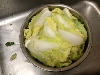 2、酸辣娃娃菜,娃娃菜叶，淡盐水浸泡10分钟