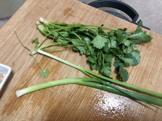 3、酸辣娃娃菜,准备配菜：香菜择好洗净，小葱洗净