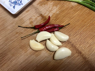 4、酸辣娃娃菜,蒜剥皮，小米辣清洗备用