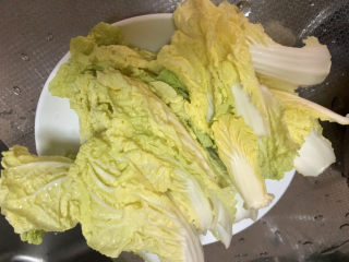 5、酸辣娃娃菜,淡盐水浸泡后的娃娃菜叶清洗沥水备用