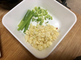 6、酸辣娃娃菜,改刀：蒜切蒜末，小葱葱白切末，葱叶切段